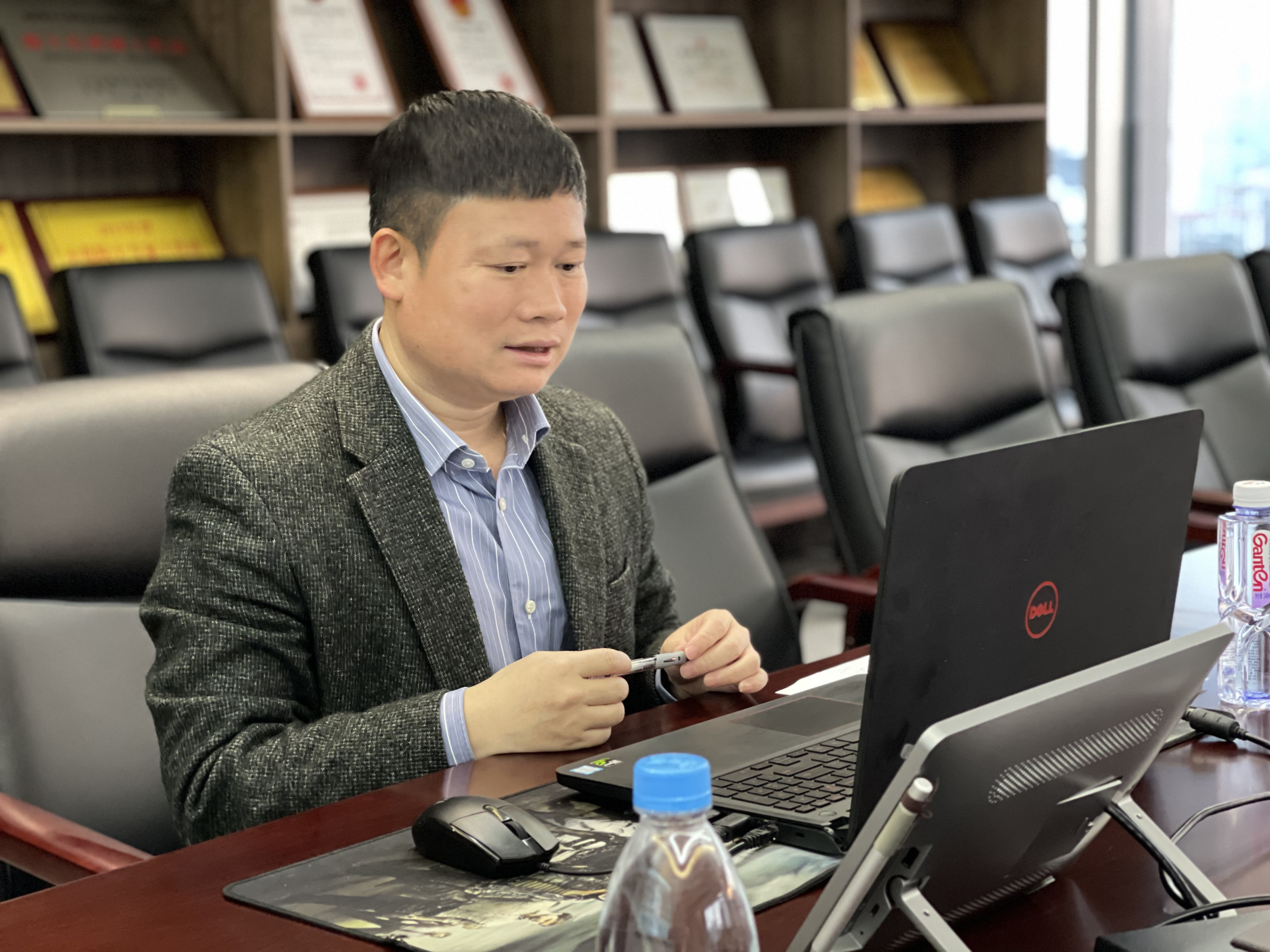熟妇丰满多毛的大隂户